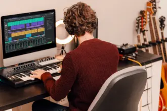 Waveform Free 14 DAW running in a home music production studio